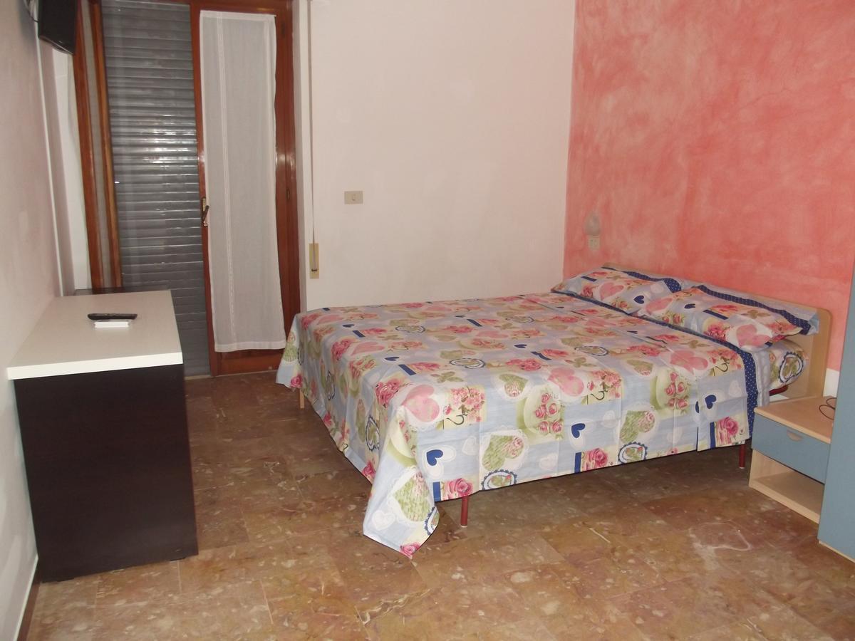 Hotel Sabbia D'Oro Пинето Екстериор снимка